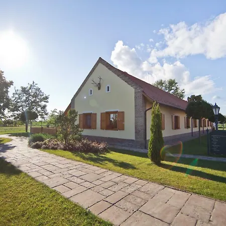 Hertelendy Kastely Exclusive Отель Куташ